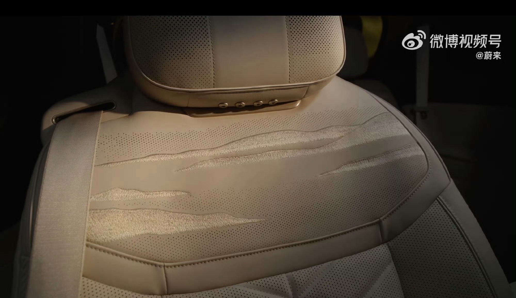 蔚来ES9的座椅安全带在座椅上，行驶途中可以开启零重力头枕下放有四个固定软枕的扣