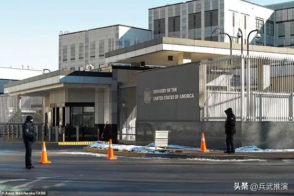 波兰这次很冷静，炮弹直穿波兰大使馆，乌多地遭袭死伤惨重！

波兰驻乌克兰大使馆被