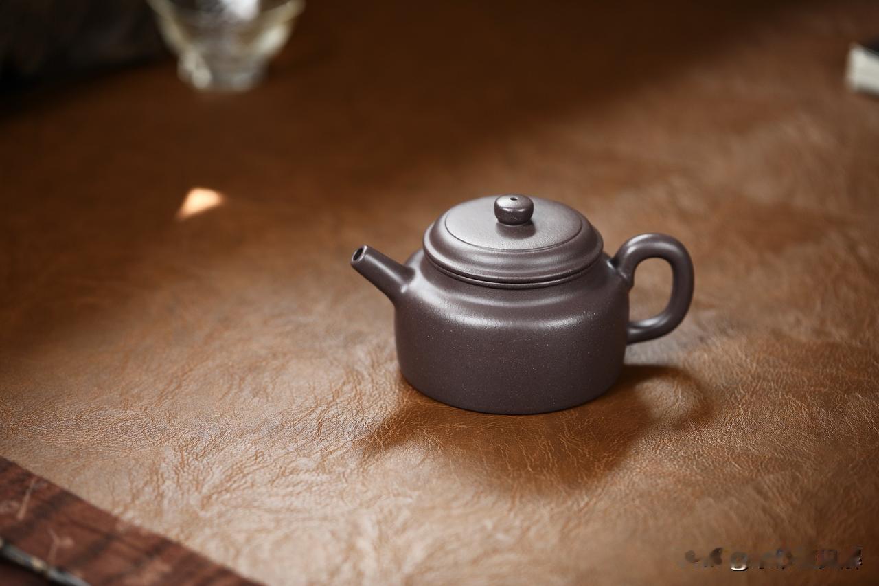 老张聊壶：大红袍茶叶少，大红袍紫砂壶更少
小李：张哥，我最近想买把大红袍紫砂壶，