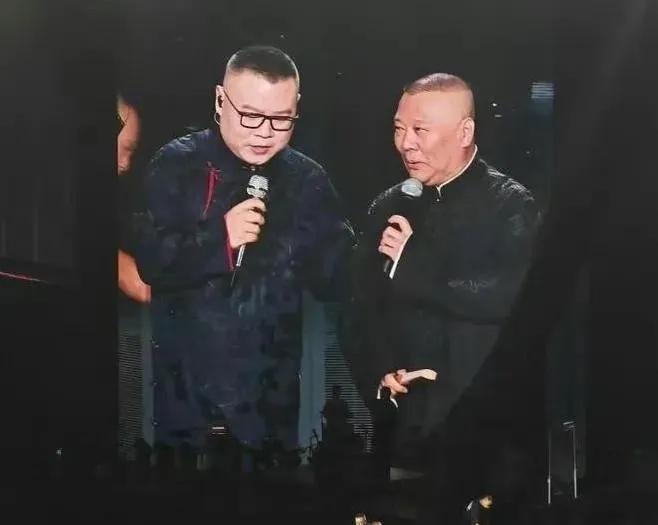 岳云鹏演唱会庆功宴画面曝光，24年前饭店同事送条幅

不知道从什么开始，演员也都