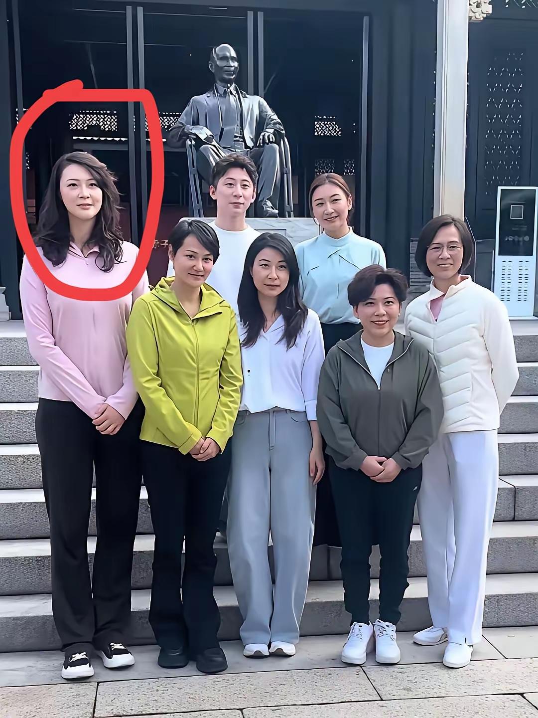 大家站在一起，笑容满面。都是精英啊？⭕这位是谁啊？有全认识的吗？