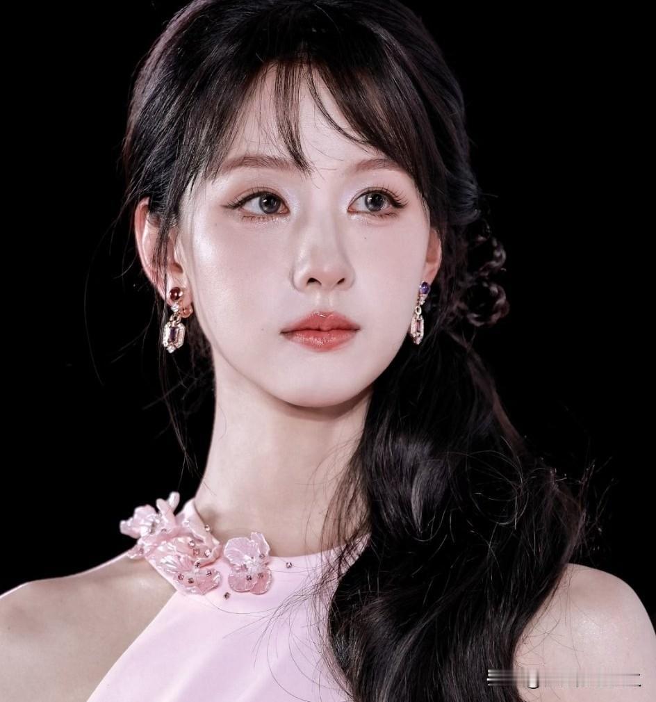 不一样的命运，但两位都是在各自的领域做的很出色的人。
当初如果陈都灵没有被同学把