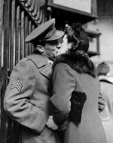 1944年，德国721细菌研究所，一位20出头的年轻美女哀求负责人亨内博士吻别，