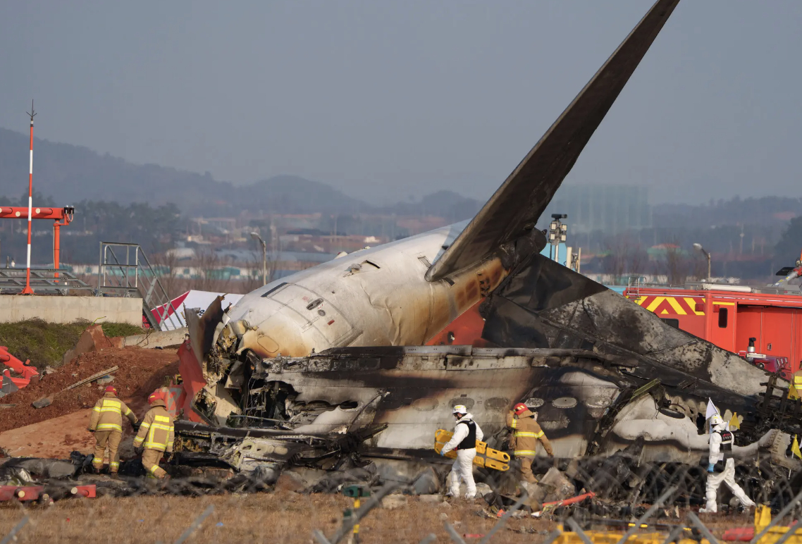 【#遇难者家属质疑韩国空难中期调查结果#】#韩空难中期调查结果为飞行员误关引擎#