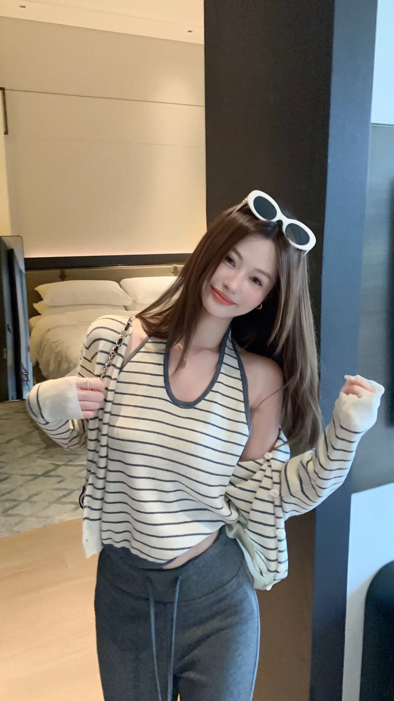 看着你的笑我好像就足够。