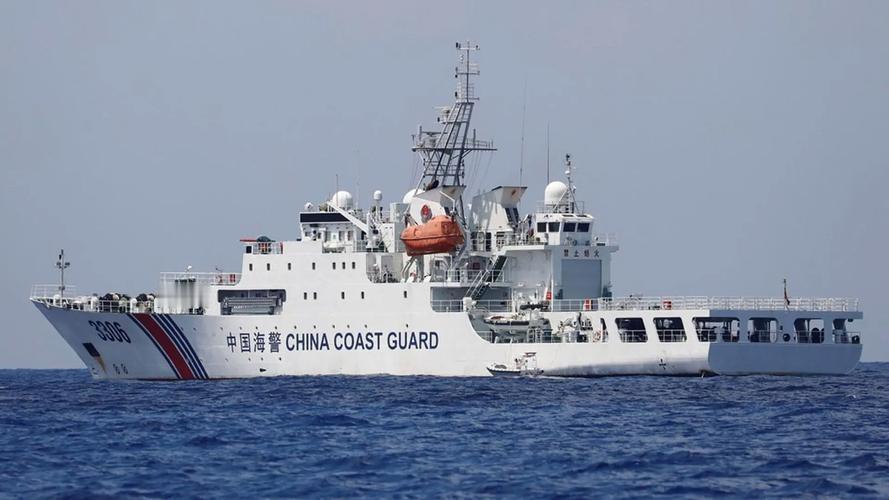 日本瞒了1年，日舰擅闯中国领海，解放军连开两炮，外交部回应。日本把擅闯中国领海这