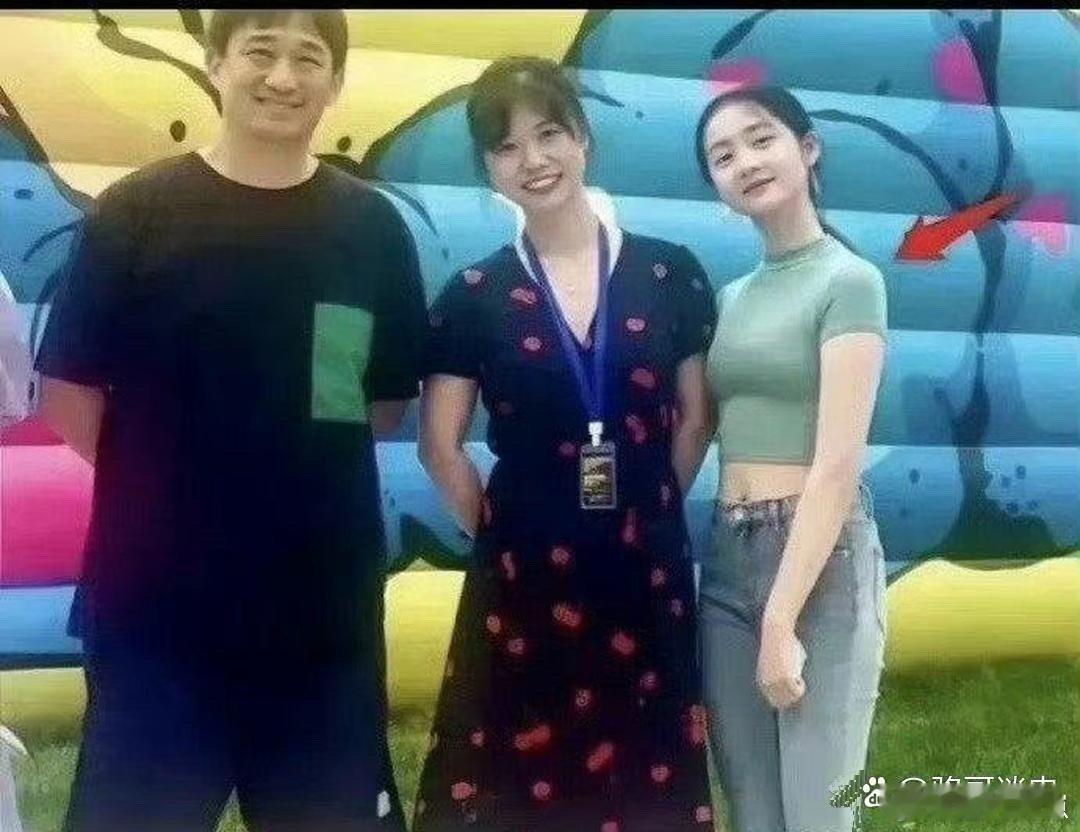 黄多多这身材比例简直绝了！巴掌大的小脸配上这“水蜜桃”般的曼妙身姿，发育得太好啦