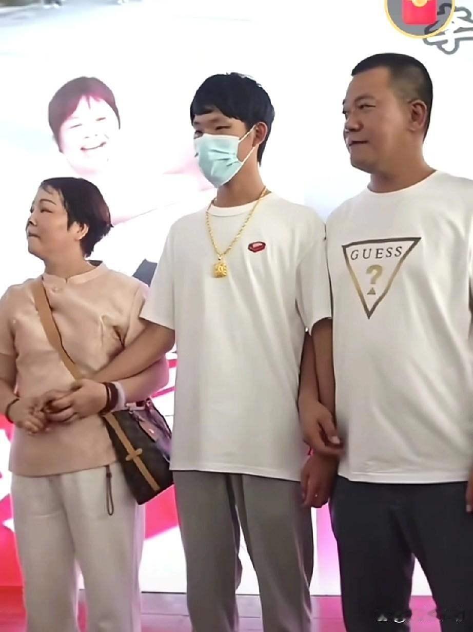 他9个月大时被拐，18年后认亲回家，第一件事不是拥抱父母，而是…
你敢信？一个被