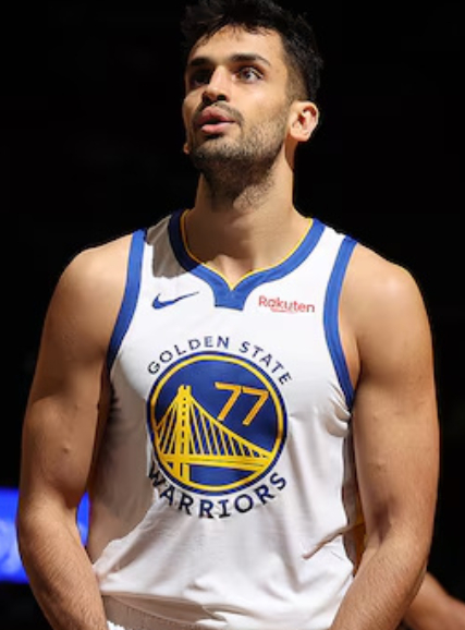 谢谢你塞文 愿你在他乡也能继续闪闪发光今天比赛结束后，尤尔特塞文在更衣室里和勇士