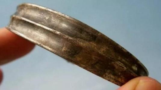 1300年前，唐朝一名贵妇将一个小纸条塞入银手镯的夹层中，这张纸条也被她带入了坟