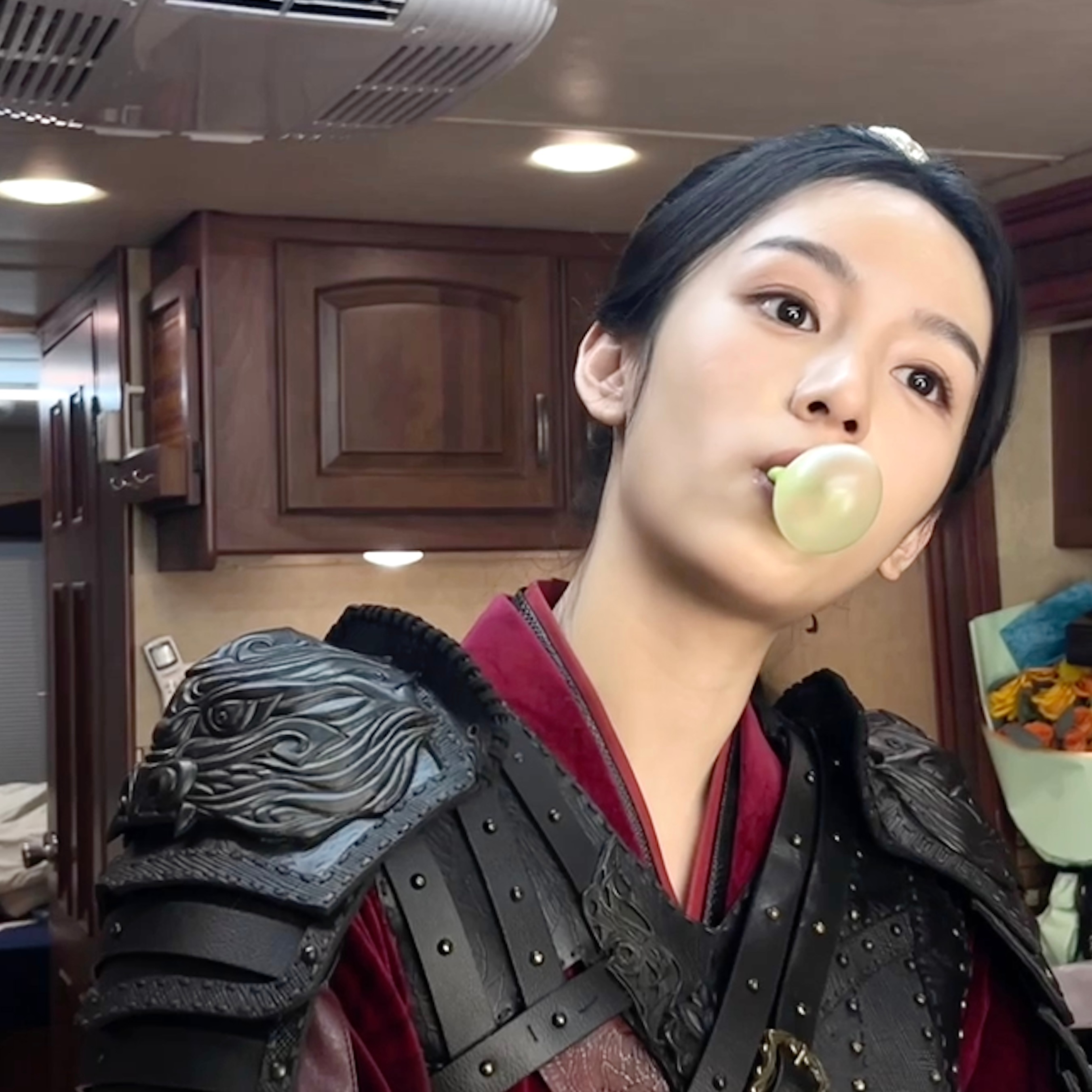 周也亮相穿普拉达的女王2首映周也  在复制粘贴的时代，你是手写的诗