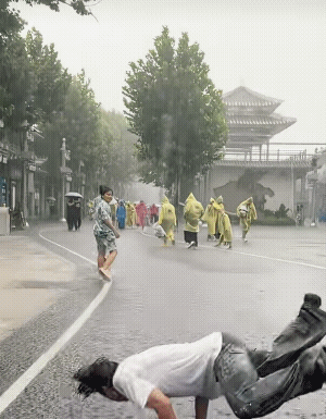 真是高手在民间，只是下雨天，也太拼了，为他的精彩表演喝彩。