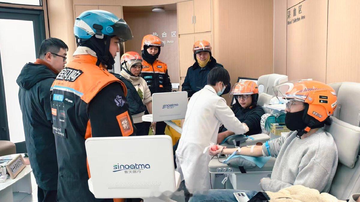 宁波外卖骑士无偿献血回馈社会关爱 近日，40余名外卖骑士在宁波市外卖配送行业工会