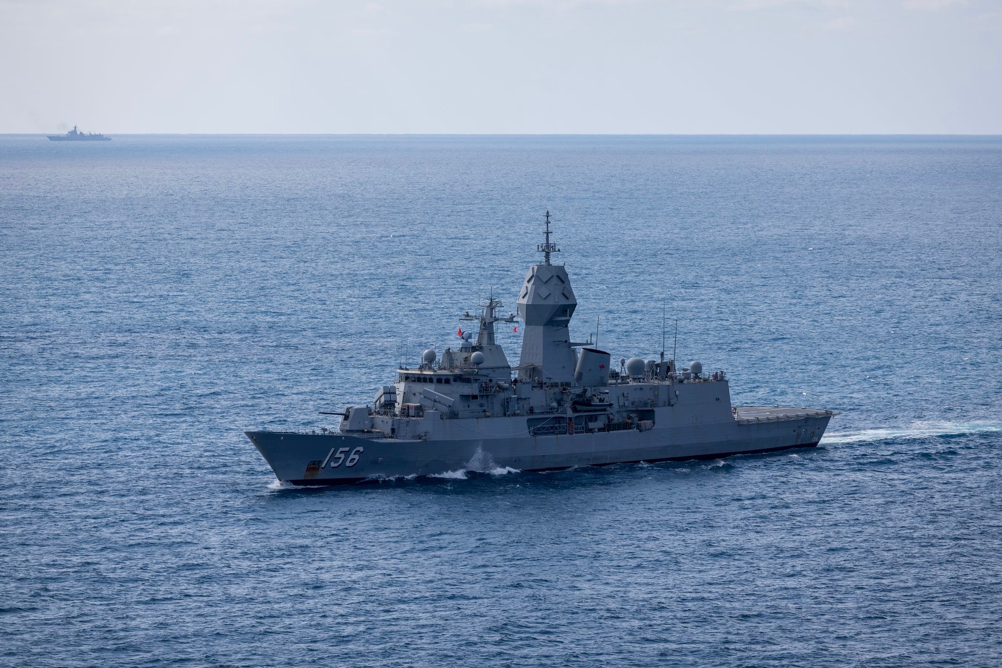 外网图片：澳大利亚海军图文巴号护卫舰正在东海航行，远处疑似中国海军153西安舰正