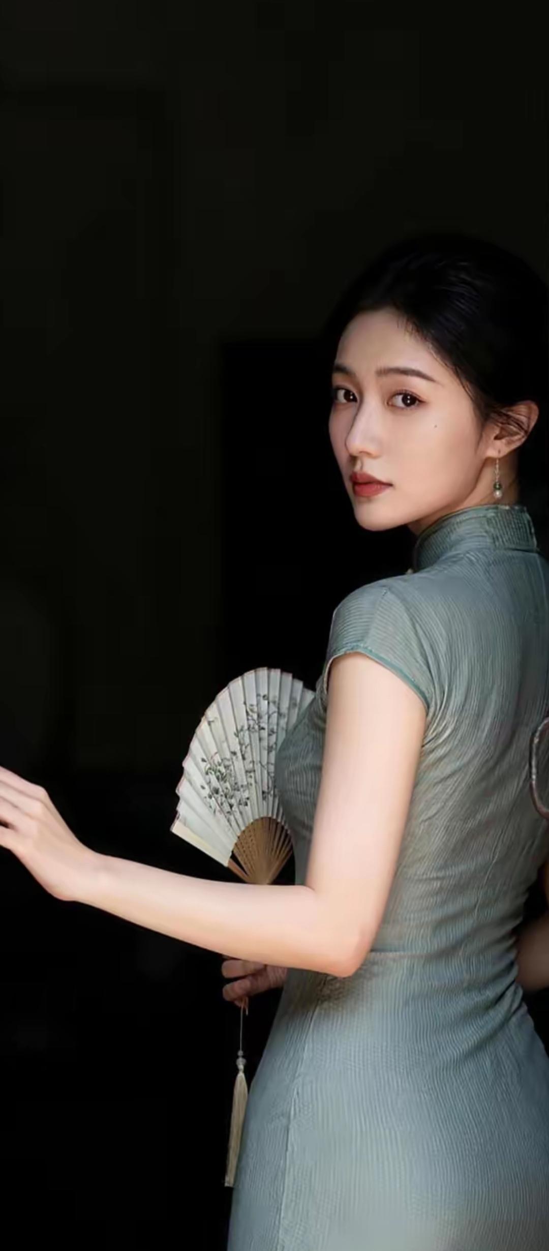 青衣美人，执扇轻舞。