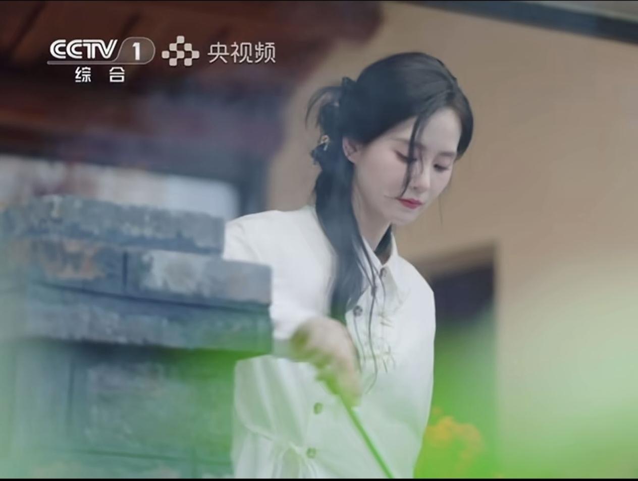 当刘诗诗系着围裙站在厨房灶台前，油盐酱醋的烟火气中，她的颜值依旧美得让人惊叹。没