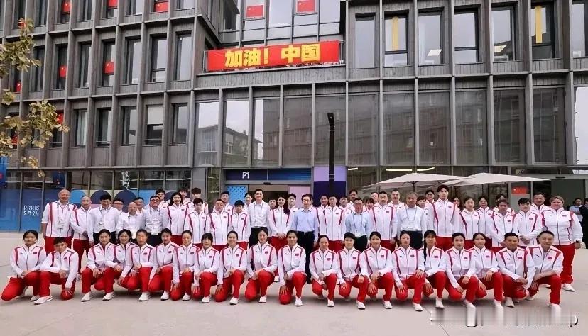 莎局果然是莎局
一眼就看到了
巴黎奥运会代表团大合影
梁子真的是和莎莎差不多
真
