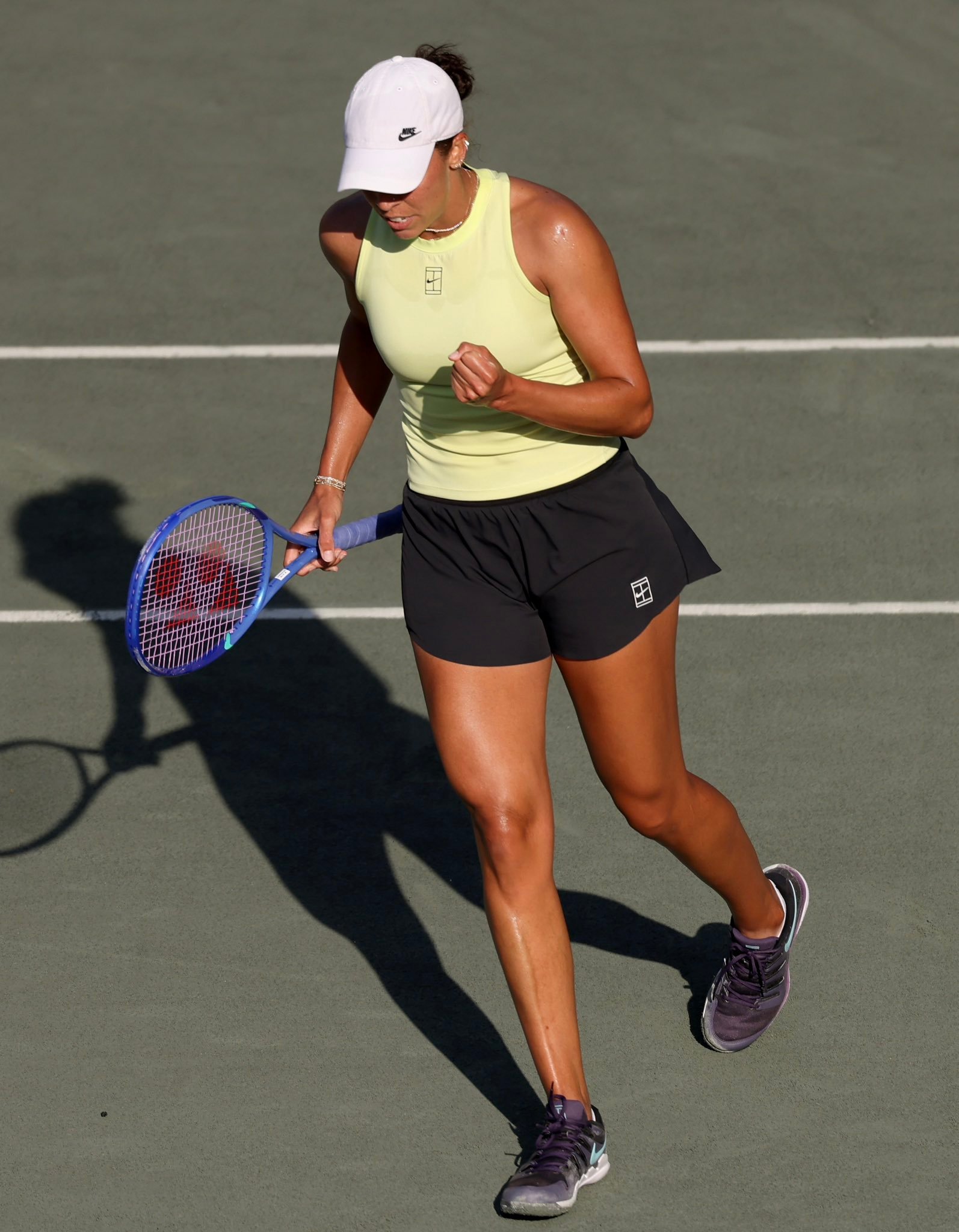 WTA500查尔斯顿站第二轮，5号种子凯斯以6-2 6-3击败维基奇，收获泥地赛