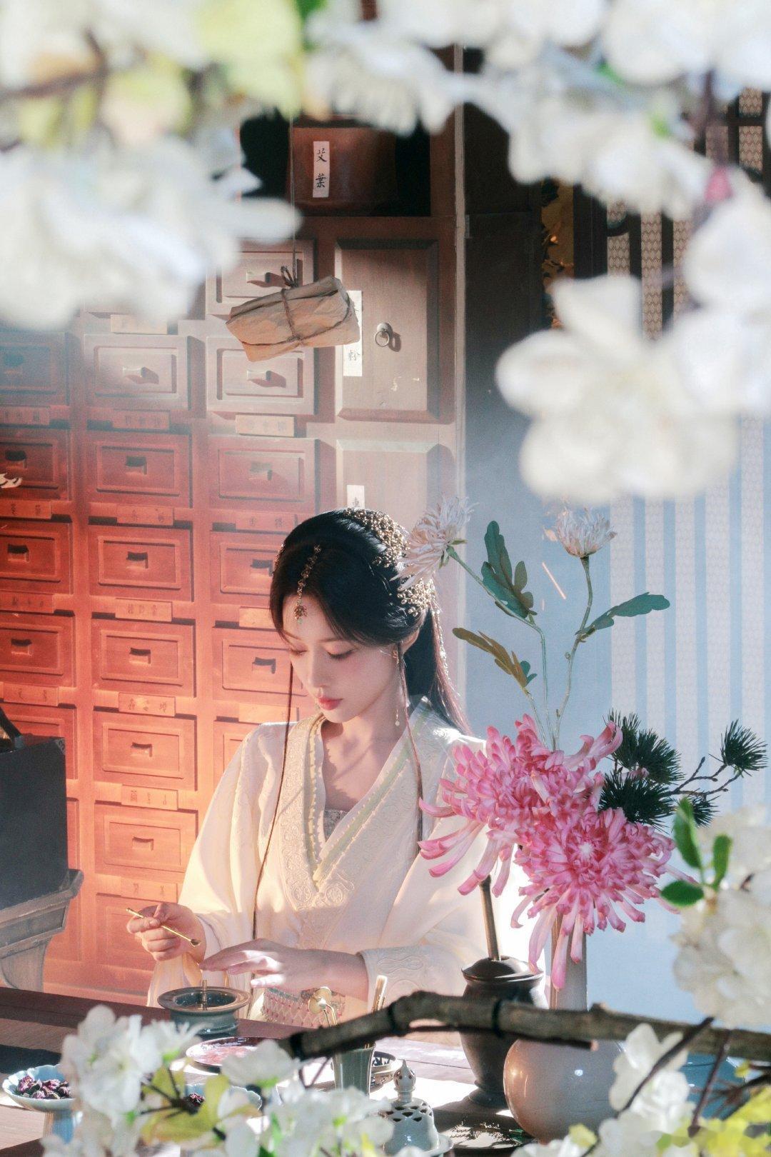 孟子义这组九宫格我循环看了半小时，清冷古风美人实锤，百花杀造型组太会拍了孟子义