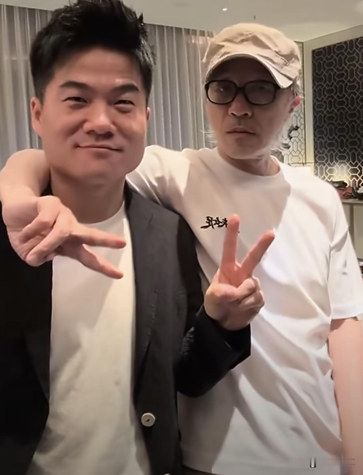 周星驰与董宇辉这个合照感觉就像老朋友合照一样，没有一点拘谨。特别是周星驰非常松弛
