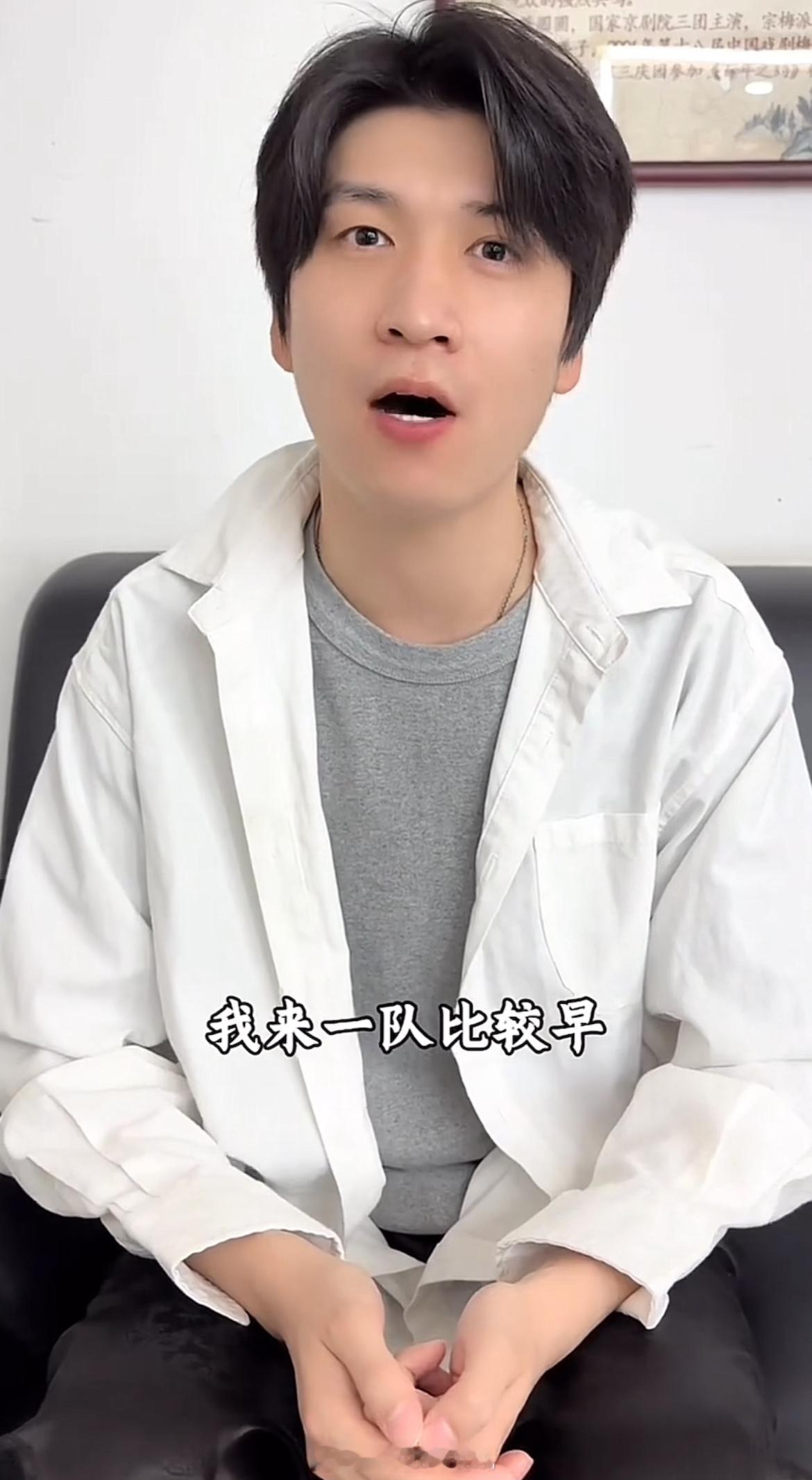 小小的少年演完节目，坐在后台乖乖等师父下班。或者跑到侧目条，偷偷地看师父师爷的演