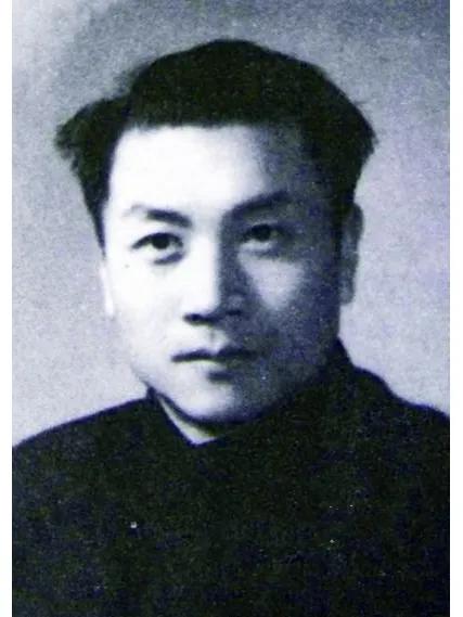 1944年，鬼子监狱内，我军一地下党被人紧紧勒住脖子，突然，他挣脱的脚踢到了尿罐