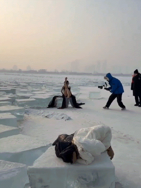 冰天雪地穿这样拍照，不要命了？