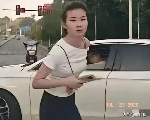 不是一家人，不进一家门。
重庆。
夫妻俩从加油站出来，不想绕行排队，妻子充当“临