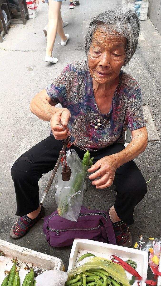 你们不知道吧，在漳州港的市场买菜，我常会心里不自在。

在家里，我基本是去超市买