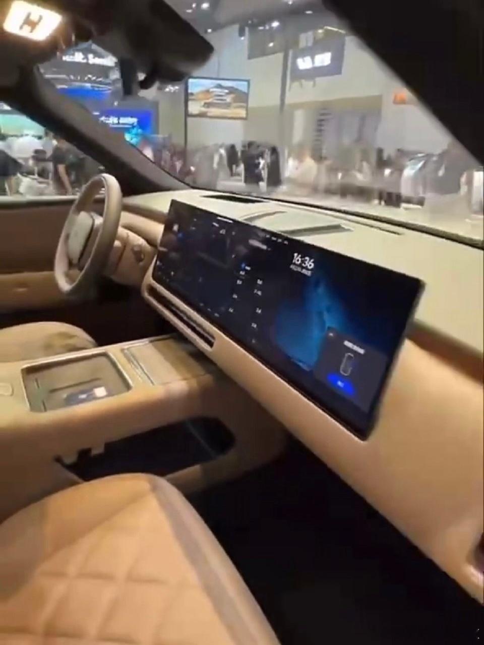 理想L9 Livis水管爆了看起来是在车展上直接被人拉门了前排双连屏变成一体大屏