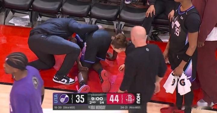 危险啊！北京时间2月24日上午，火箭主场对阵爵士的上半场比赛突发意外：第二节开始