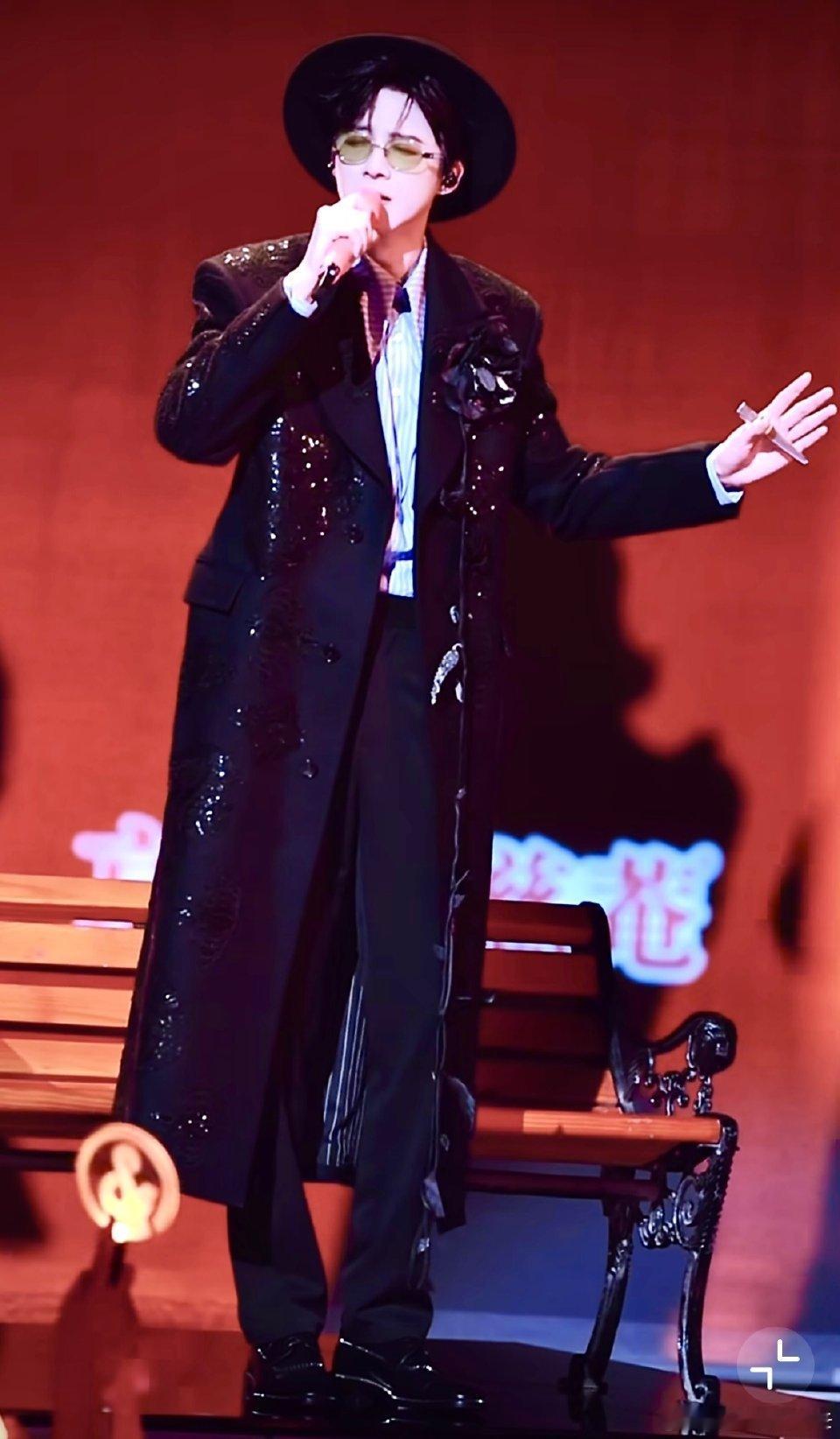 怎么可能粉谁都一样？老大跟粉丝你们不懂。老大：下面听什么歌？摩饭：脱掉脱掉脱掉脱