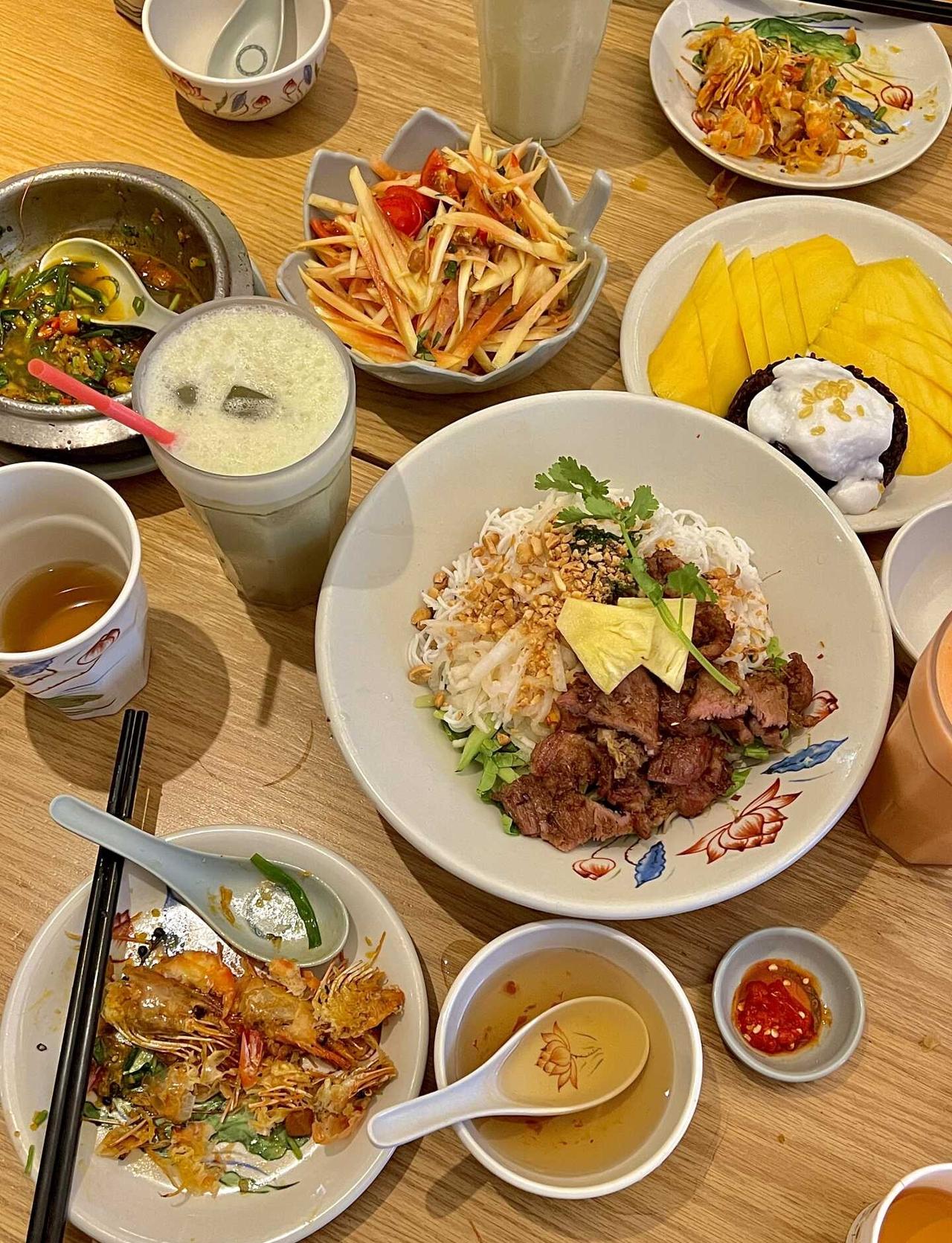 广州photos dump
❶ 大头虾·越式风味餐厅 P1234
特别推荐檬粉、