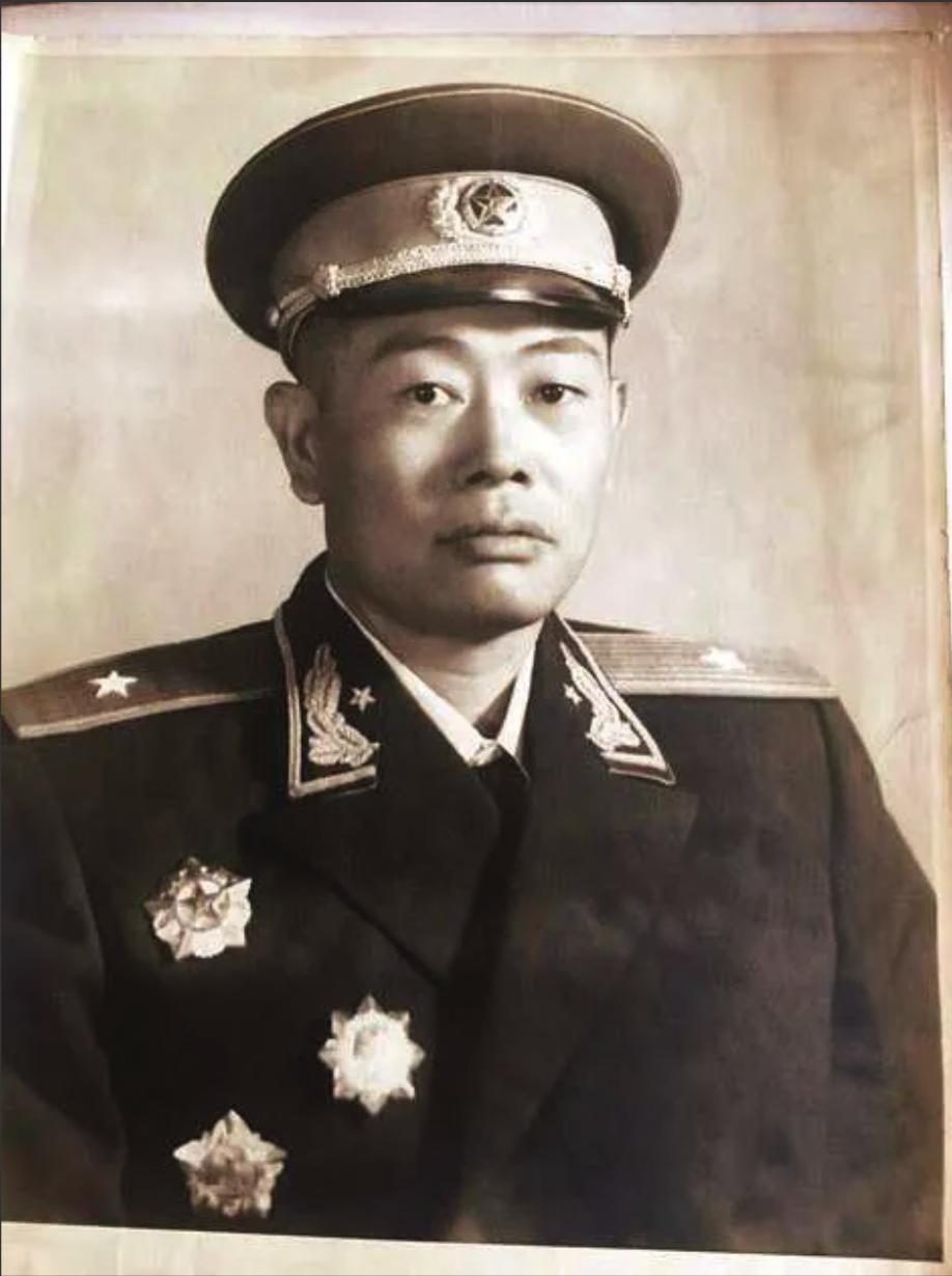 1955年，新中国首次授衔，毛主席看到了一个少将，似乎想起了什么，就叫住了他，笑