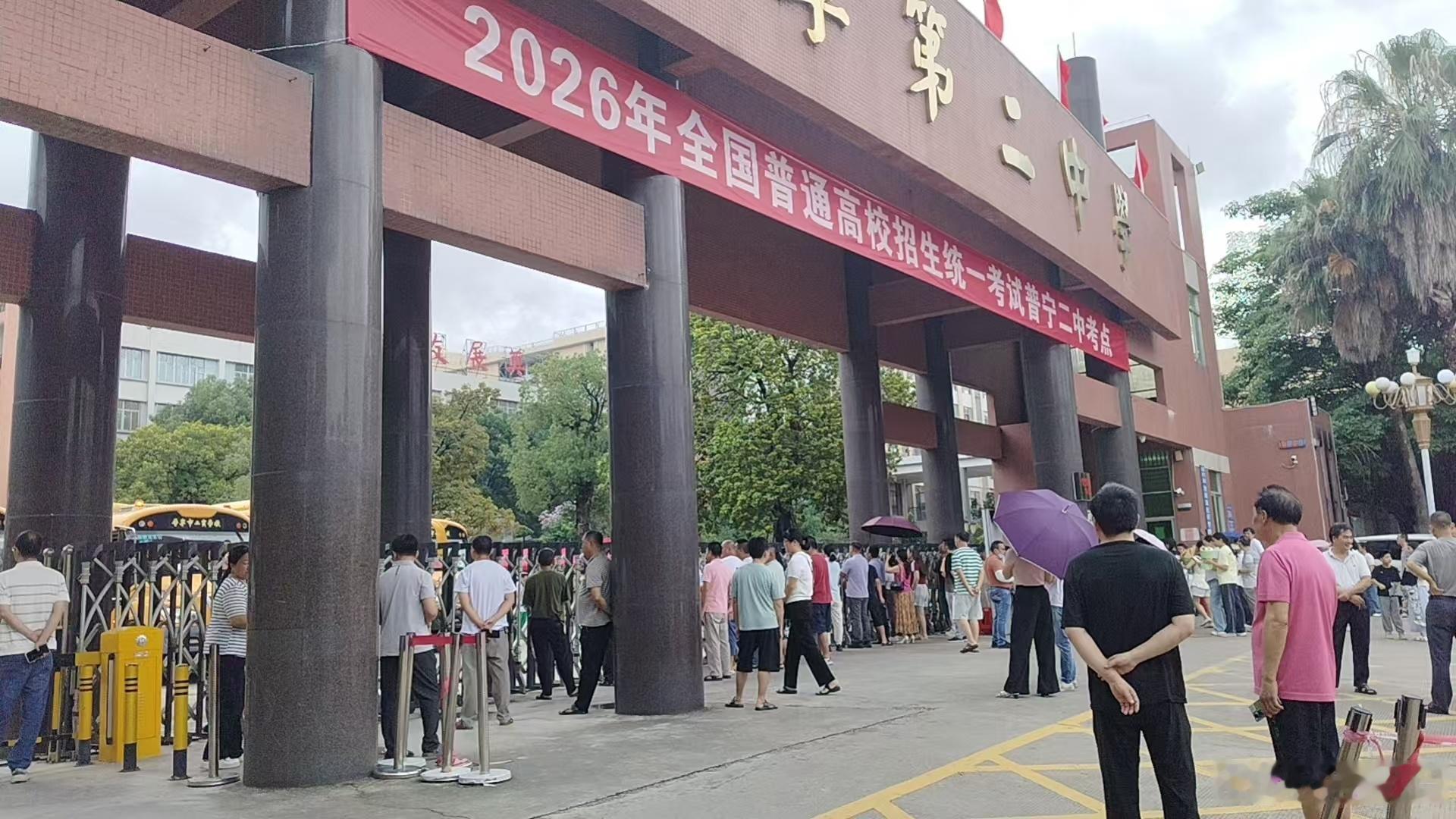 寒窗数载，只为今朝。愿你合上笔盖的刹那，有侠客收剑入鞘的骄傲。前路浩浩荡荡，万事