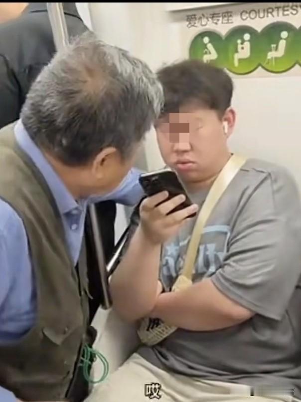 上海某地铁上，一大爷上车后强行要小伙子让座，小伙子却不惯着他，直接言明如果一开始