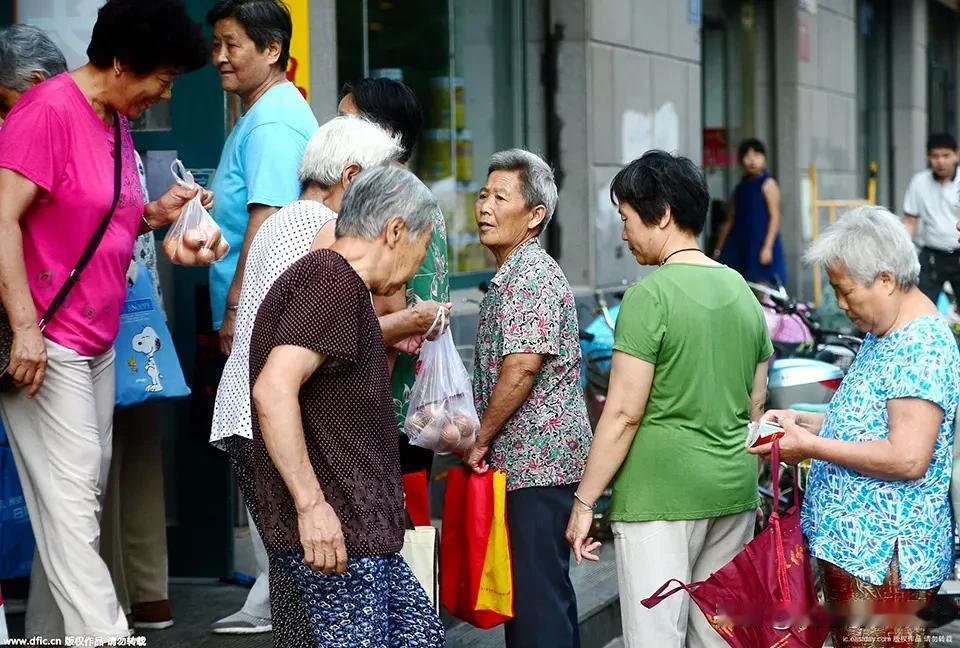 退休老人听讲座领鸡蛋，看似占了小便宜，实则常常吃了大亏。小区周边，常有商家以健康