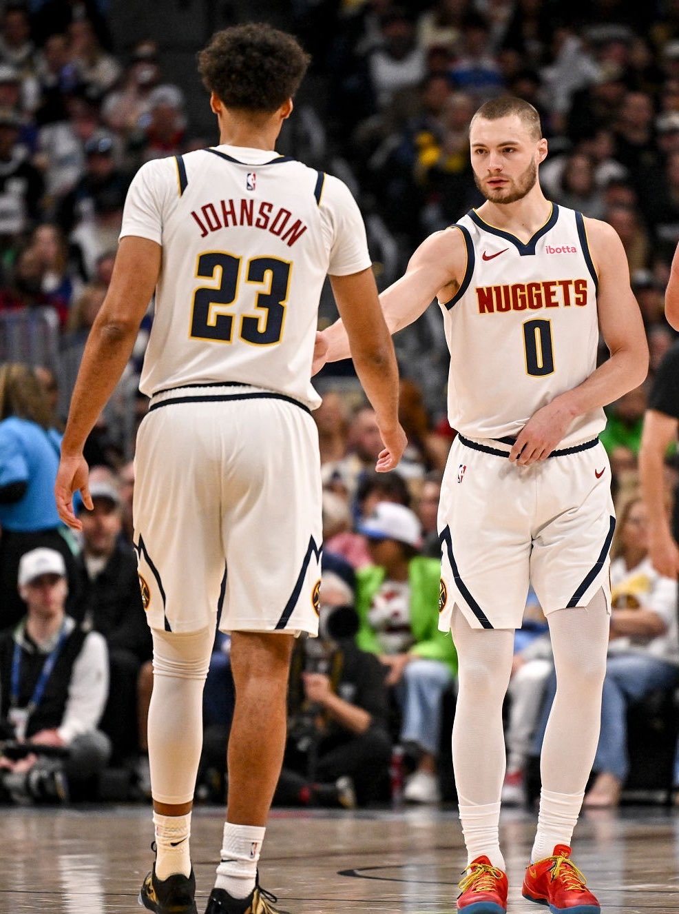 掘金预计将会交易约翰逊和布劳恩。好的。NBA