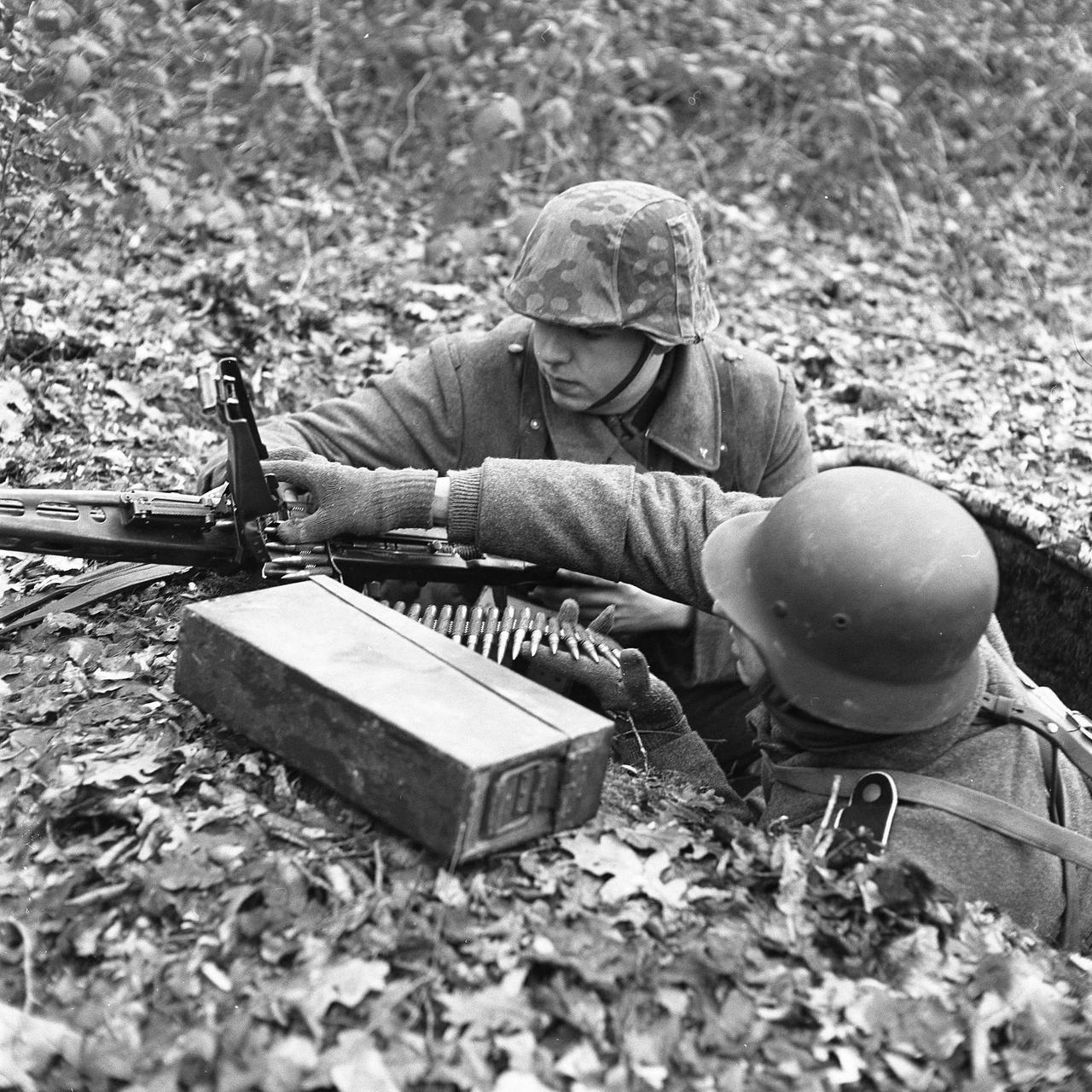 二战德军，估摸是东线战场！大家甄别得出是真实历史留影还是军迷重演不？

照片中的