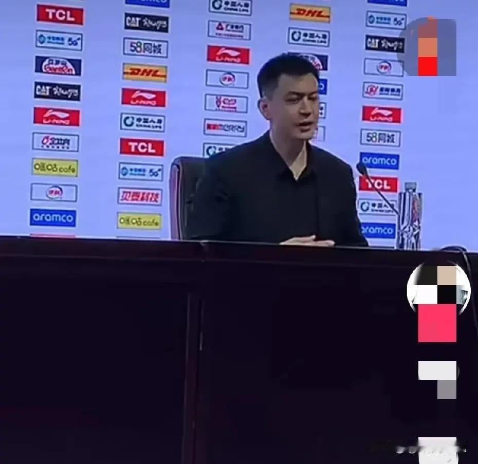 全都是傻嗨嗨？
管理层傻嗨嗨，
把中国篮球迅速变成中国足球。
球员傻嗨嗨，
在国