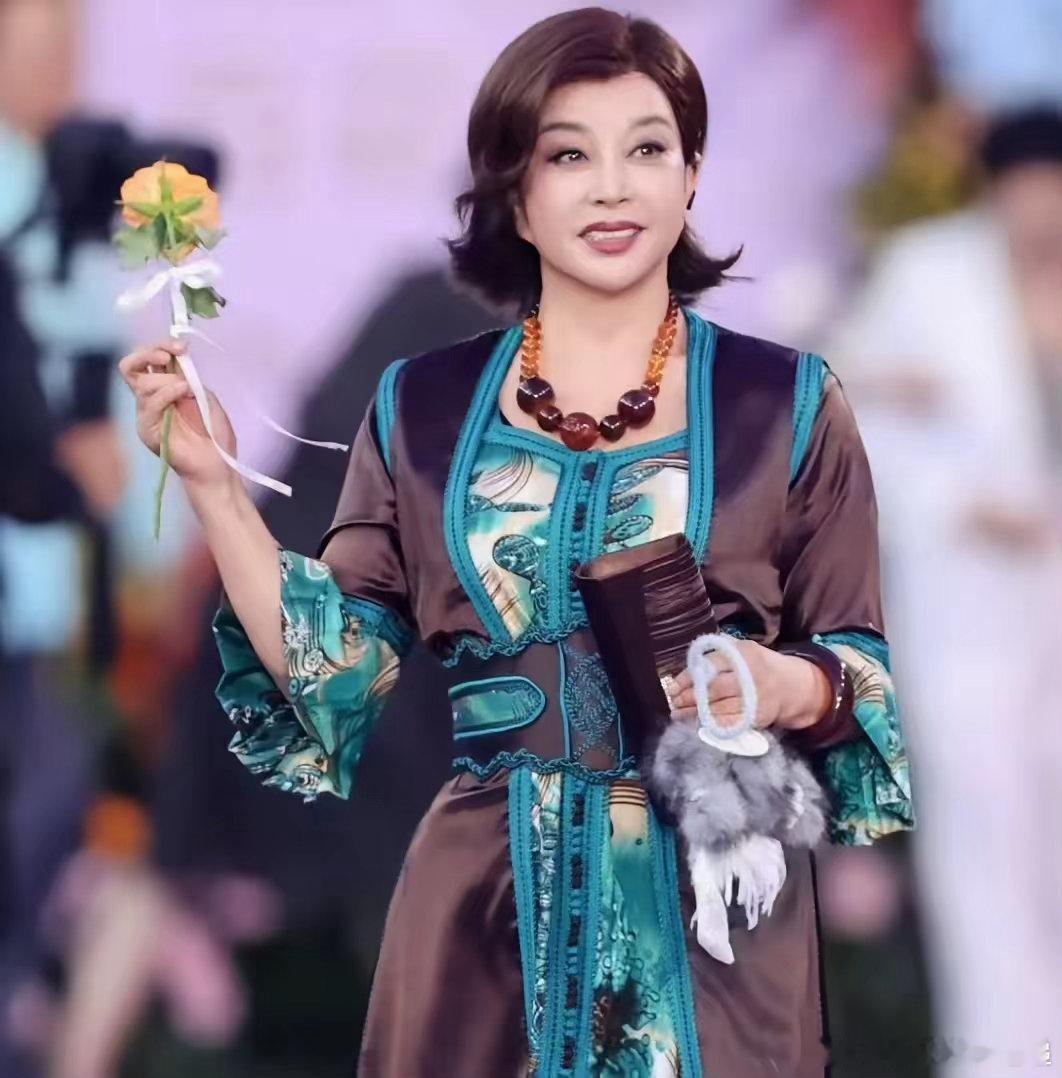 朋友是健身教练她跟我说了句大实话像刘晓庆这样，75岁了，还能穿着高跟鞋跑一天，不