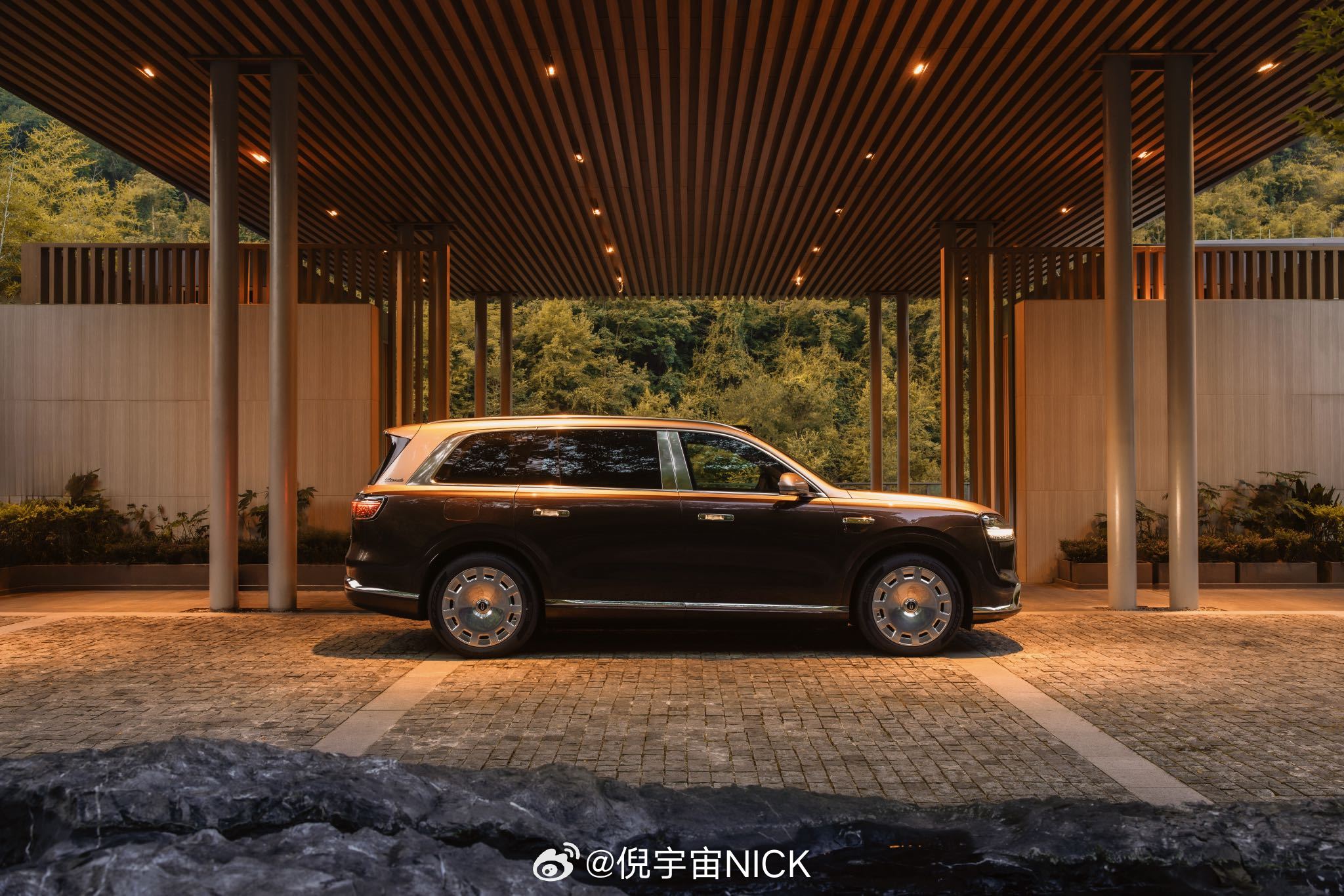 问界M9Ultimate展车进店 过几天准备去体验一下  突然刚提的全新问界M9