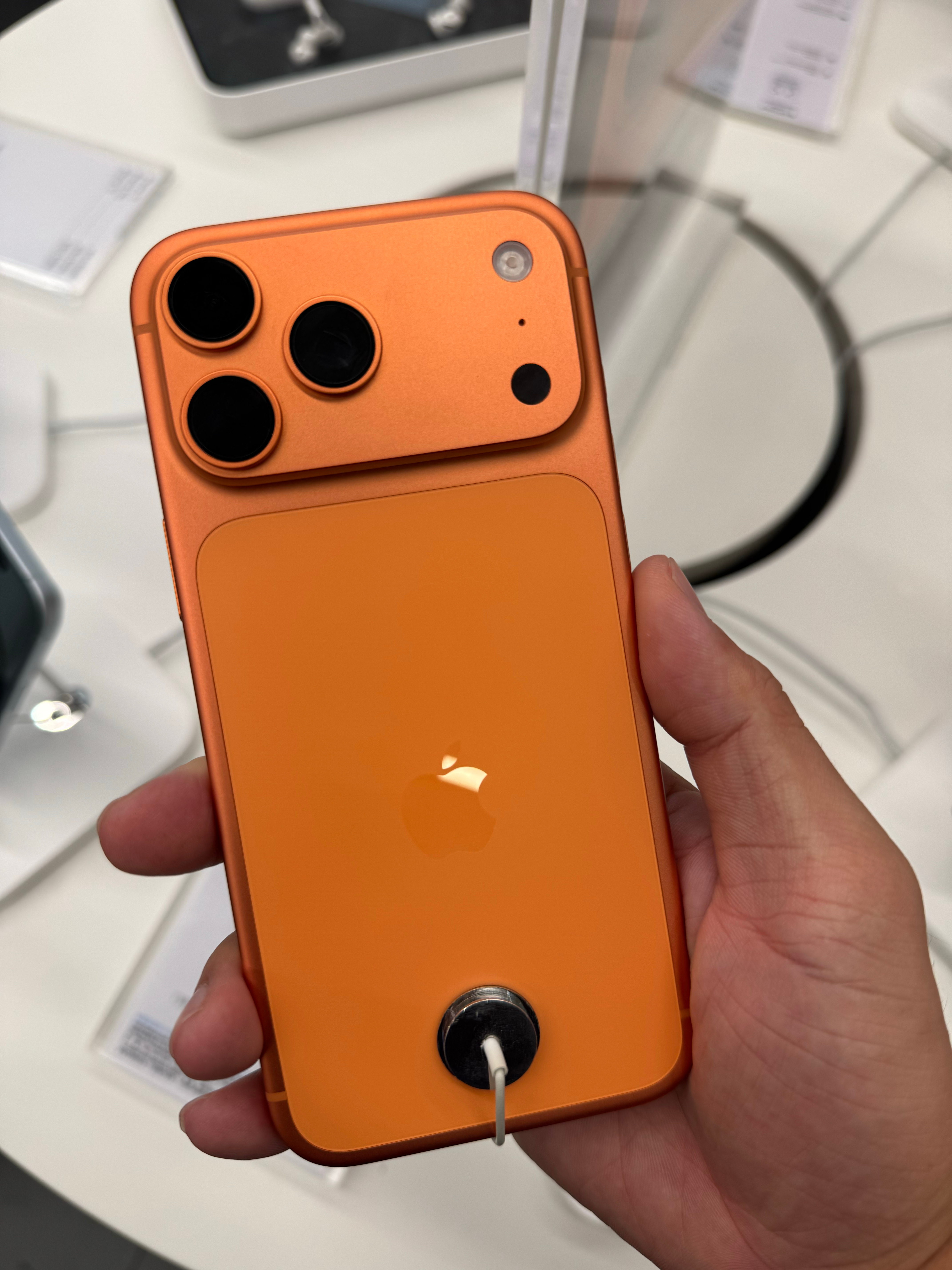 iPhone 17 Pro Max，摸了下真机，手感是不错，但背面看起来略显廉价