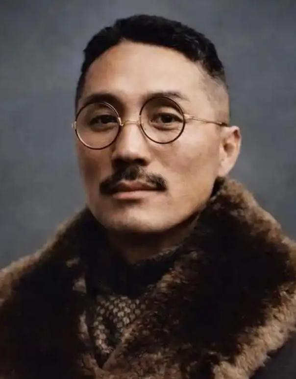 1934年，美女间谍把王亚樵勾引到了床上。岂料就在宽衣解带之时，她竟举起了手枪。