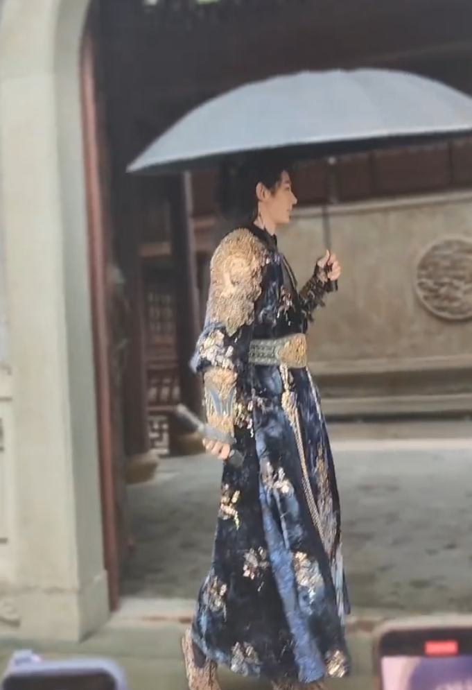 邓为冒着雨，还要和粉丝互动看了现场第二排的朋友发的视频，为为高大帅气，整个人白到
