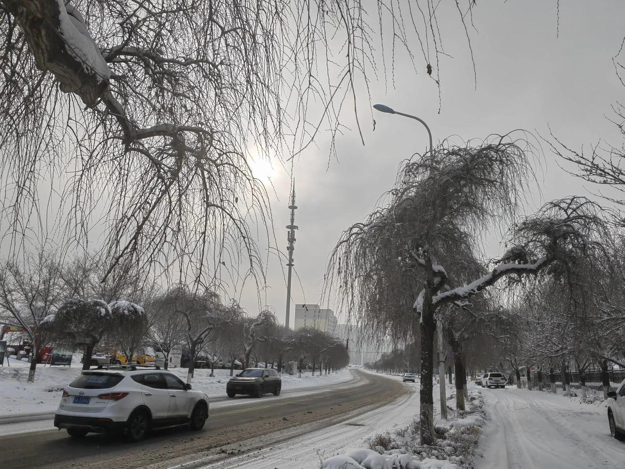 昨天到今天印象最深刻的还是雪，因为最近几天天天都在下雪，无论赏雪踏雪扫雪行车雪地