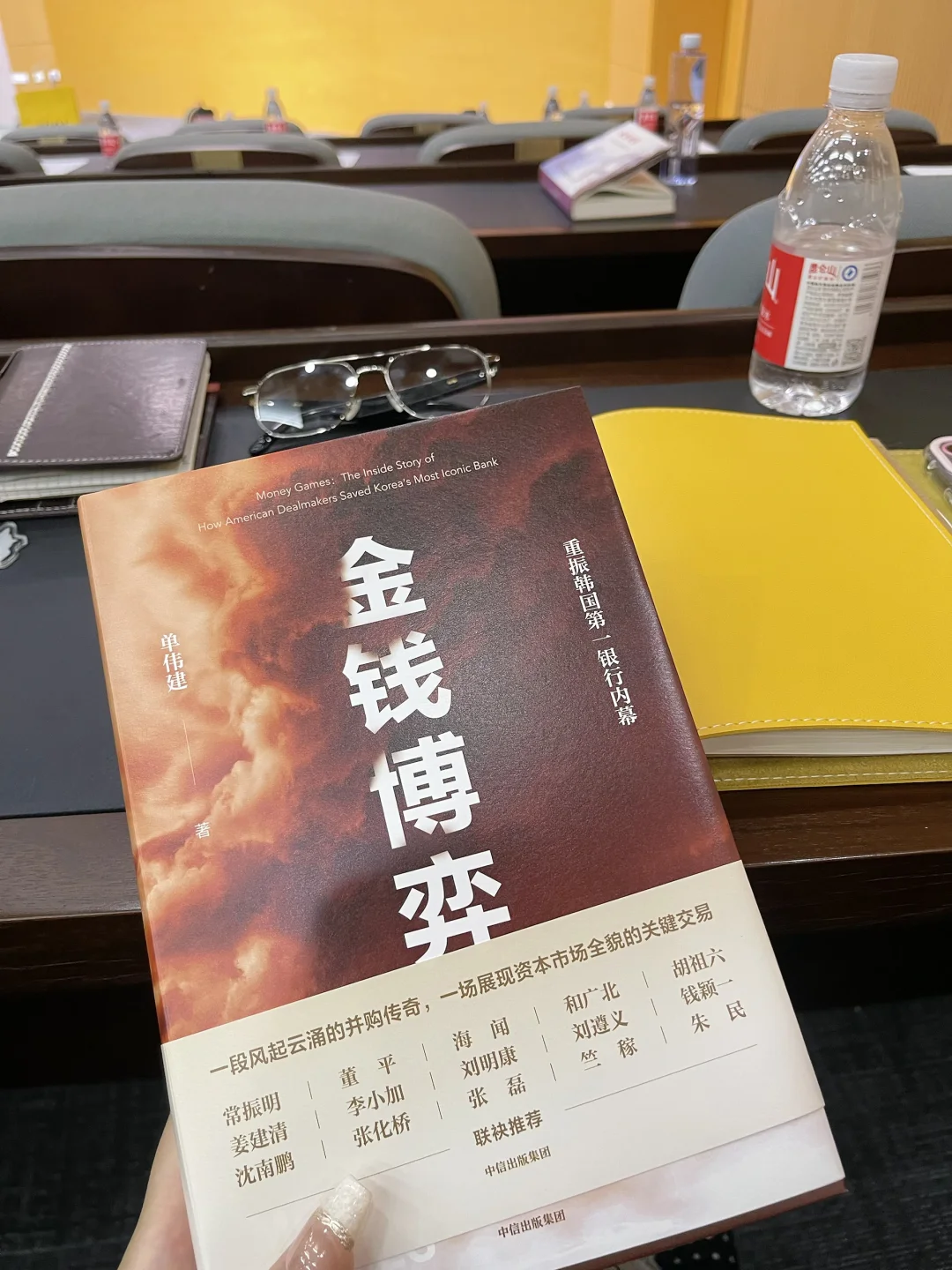 最近飞快读完了单伟建教授的《走出戈壁》。四百多页的自传一气呵成，细腻的...
