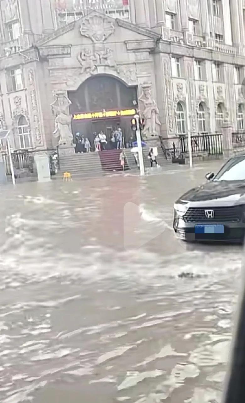 今天哈尔滨雨水下的很急啊，导致了很多路段都被水淹没了，而且还有很多车辆停在了水里