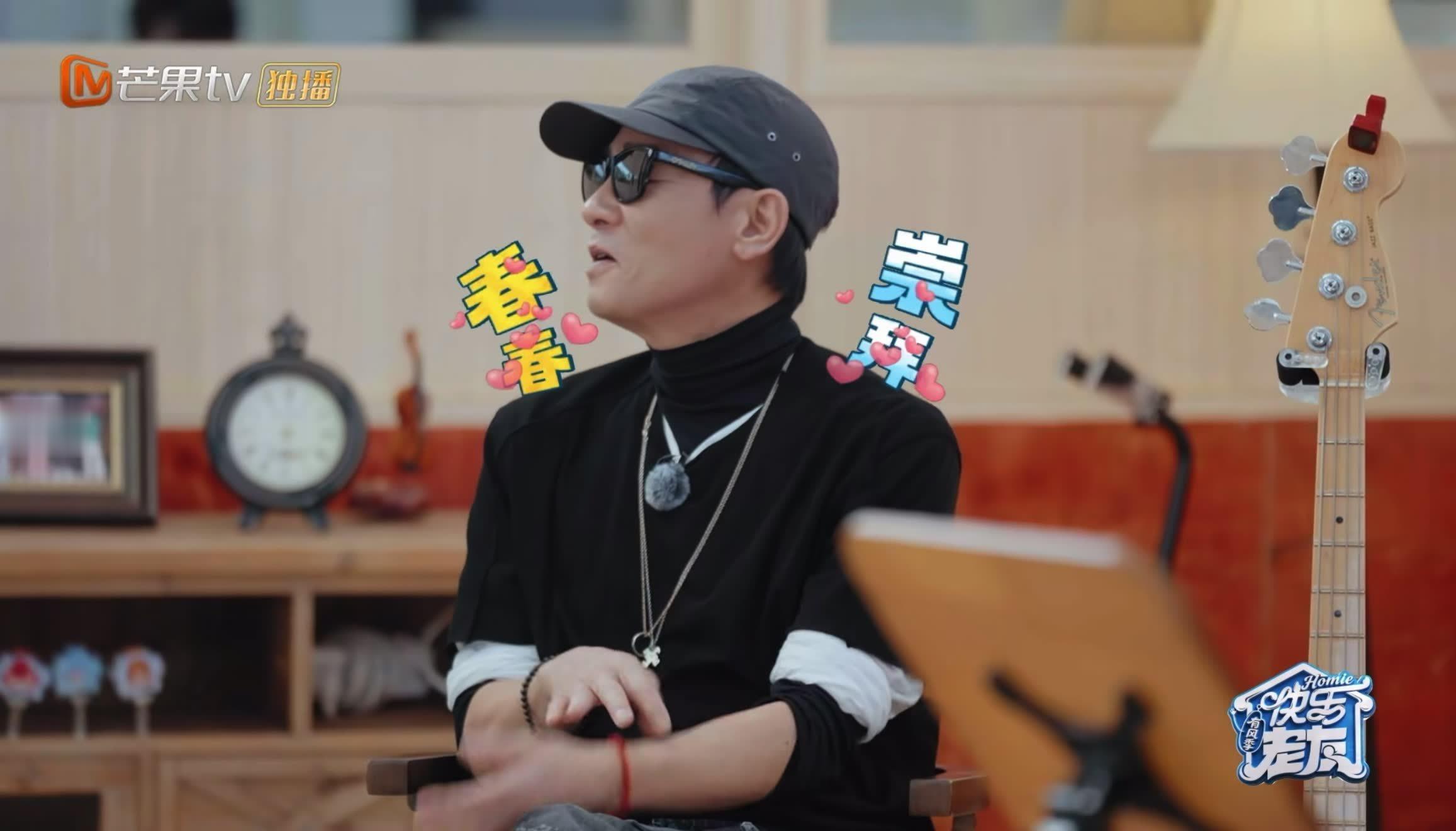 陈小春你也快爱上王铮亮了 王铮亮一弹琴，陈小春就沦陷了，直说“亮哥弹琴超有感觉，