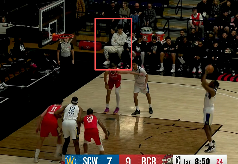 杨瀚森昨天在训练中摔到了背部，今天发展联盟的比赛不打了，希望不要有大问题。 